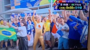 遭猥亵!日本富士电视台赛前直播,女记者被日本搞笑艺人强行搂抱