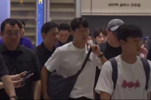 待遇截然不同!洪明甫回韩国骂声震天,今日孙兴慜回国球迷鼓励